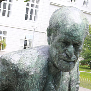 Dévoilement de la statue de Freud à Vienne