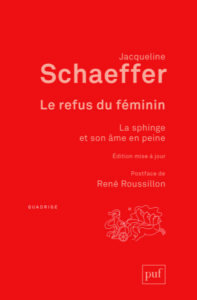 « Freud désigne le “refus du féminin” comme un “roc”, une part de “l’énigme de la sexualité”. L’énigme n’est pas tant celle du refus du féminin que celle du féminin érotique, génital, et de sa création par la jouissance sexuelle. Autant l’égalité des sexes doit être revendiquée dans le domaine politico-socioéconomique, autant la constitution d’une relation de couple masculin-féminin est une création psychique qui implique la reconnaissance exaltée de l’altérité de la différence des sexes. Le conflit constitutif du féminin s’exprime ainsi : le sexe de la femme veut être effracté, exige de grandes quantités de libido, de la “défaite” et du masochisme érotique, mais son Moi hait tout cela. C’est le masculin de l’homme, antagoniste du phallique, qui crée le féminin de la femme en lui arrachant ses défenses, et la jouissance sexuelle. La qualité de la relation sexuelle, affective et sociale qui s’établit entre un homme et une femme témoigne d’un véritable “travail de culture”. » Jacqueline Schaeffer Psychanalyste, membre formateur de la Société psychanalytique de Paris. Postface de René Roussillon